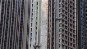 他國經驗可借鏡  政經體制不同中國難完全複製中國的政治與經濟體制與日本等國不同，使得處理爛尾樓風波不得不摸著石頭過河。圖為5月中國鄭州一爛尾樓（保交樓）有工人在施工。中央社記者呂佳蓉鄭州攝  113年6月27日