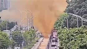 施工挖爆排污糞管！噴出10公尺高「黃金噴泉」路人屎尿淋頭崩潰