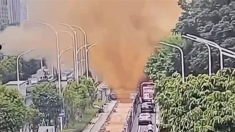 施工挖爆糞管「黃金噴泉」狂噴！路人崩潰