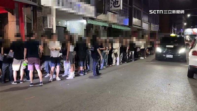 酒精路跑！遊客醉躺馬路　警勸離反遭嗆