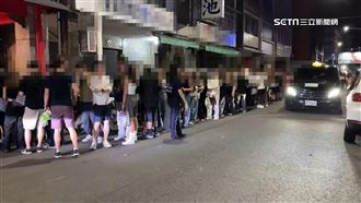 酒精路跑！遊客醉躺馬路　警勸離反遭嗆