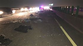 台88快速道路昨天（28日）晚間發生2起車禍事故，蔡姓男子（45歲）駕駛大貨車載雞糞肥料袋行經屏東路段時，因貨物沿路掉落，造成5輛汽車、1輛重機閃避不及發生事故，其中重機騎士受傷送醫。警方指出，已依肇事逃逸罪把蔡姓駕駛法辦，另依《道路交通管理處罰條例》開罰。