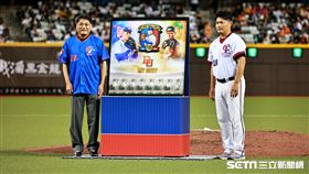 ▲統一獅投手潘威倫引退儀式，前統一獅總教練謝長亨贈送簽名球、合影。（圖／記者劉彥池攝影）