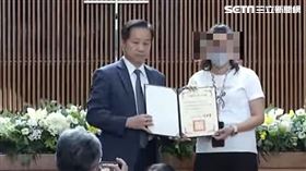 女大生遭輾斃　母追思會上含淚接畢業證書（圖／翻攝畫面）