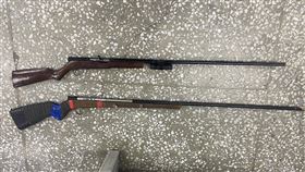 日前有民眾PO網爆料，墾丁地區盜獵者橫行，夜間四處搜捕梅花鹿，還囂張在民宅旁直接開槍射殺梅花鹿。屏東縣恆春警分局今天（29日）凌晨查獲一起梅花鹿盜獵案，於小貨車內查扣2把獵槍及梅花鹿屍體1頭，4名嫌犯訊後已被移送法辦。