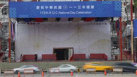 配合國慶大會  總統府周邊將分階段交管（2）113年國慶大會活動倒數，配合國慶大會各項慶祝活動，總統府周邊區域26日晚間11時起，分階段實施夜間標點畫線作業等各項交通管制措施。總統府前的主舞台已開始搭建、布置。中央社記者王飛華攝  113年9月26日
