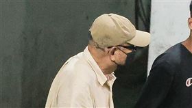 京華城案 朱亞虎羈押禁見前鼎越開發公司董事長朱亞虎，被控於京華城案涉嫌行、收賄，被北檢聲押禁見。北院28日晚間召開羈押庭，裁定朱亞虎羈押禁見。圖為朱亞虎29日凌晨準備步行上警備車。中央社記者謝佳璋攝 113年9月29日