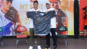 ▲布雷（右）和高國慶一起回憶過往。（圖／統一獅提供）