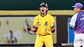 ▲中信兄弟右外野手張志豪敲出超前比數二壘安打，岳東華回到本壘得分。（圖／記者劉彥池攝影）