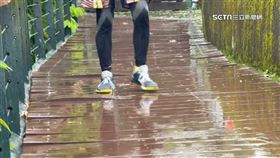 木棧道翹3.5公分！散步、慢跑如走鋼琴鍵險跌
