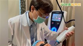 柯適中醫師表示，面對肌膚異常出油以及導致的各類問題，要考量的原因有許多，天氣、遺傳、飲食等等，都會影響。