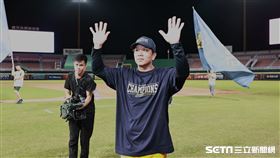 ▲中信兄弟拿下中職35年下半季冠軍，周思齊和球迷揮手致意。（圖／記者劉彥池攝影）