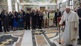 教宗接見宗座科學院院士教宗方濟各（前）昨天接見前副總統陳建仁等宗座科學院院士，他拄著拐杖出席會場。（駐教廷大使館提供）中央社記者黃雅詩傳真  111年9月11日