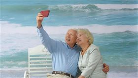 老人,自拍。（示意圖／PIXABAY）