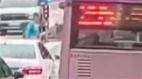 七旬翁肉身擋公車 控提早進站害沒搭到