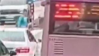 77歲翁肉身擋公車　控提早進站害沒搭到