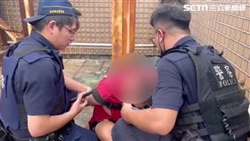 北市謝男獨坐台北車站旁大樓頂樓，所幸多名警員及時拉住救回一命。（圖／翻攝畫面）