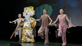 僑委會國慶巡演團布拉格演出 土地公登台吸睛僑委會國慶巡演團28日在布拉格演出，曲目「福蔭大地」描繪勤奮善良的台灣人，與土地公和神明的保佑。演出中，土地公人偶登台共舞場面吸睛。中央社記者劉郁葶布拉格攝  113年9月30日