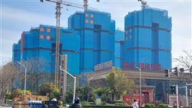 中國大型房企快速擴張 恆大爆雷影響廣恆大是中國知名大型開發商，曾以快速擴張作為發展策略。圖為4月位於江蘇省鎮江市的恆大在建建案，在恆大債務違約後曾一度停工。中央社記者張淑伶鎮江攝  113年6月27日