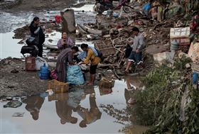 連日強降雨淹沒尼泊爾首都加德滿都（Kathmandu）周圍的山谷，同時引發洪災。（圖／路透社／達志影像）