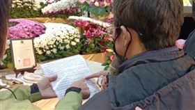 楊姓同學的父親在告別式上做最後告別。（圖／翻攝畫面）