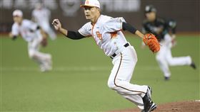 潘威倫大巨蛋引退賽先發吞敗（1）中華職棒統一7-ELEVEn獅隊投手潘威倫（中）28日在台北大巨蛋進行引退賽，先發主投6.2局失4分（3分責失分），球隊終場以0比4吞敗、潘威倫苦吞敗投。圖為潘威倫在投球後下投手丘守備。中央社記者張新偉攝  113年9月28日