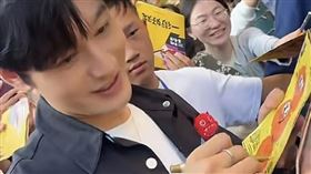 黃曉明回青島老家簽名時手指的鑽戒很醒目（圖／翻攝Bunny娛樂微博）