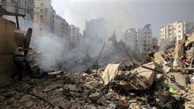 黎巴嫩首都貝魯特市區首度遭以色列空襲。圖為28日貝魯特南部郊區被空襲後變廢墟的建築物。（圖／路透社／達志影像）