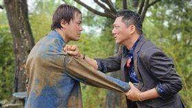 藍葦華、黃文星《愛的榮耀》雨中談判身上扒滿泥土。（圖／民視提供）