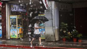 颱風山陀兒逼近  台北間歇性大雨（2）颱風山陀兒逼近，中央氣象署29日上午發布海上颱風警報。中央氣象署表示，基隆北海岸、大台北、東半部地區及蘭嶼、綠島有局部大雨發生。圖為台北市內湖區出現間歇性大雨，街頭民眾撐傘擋雨。中央社記者翁睿坤攝  113年9月29日