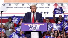 美國共和黨總統候選人川普今天在賓州演說，呼籲警方「暴力」打擊犯罪、譴責非法移民，並再度侮辱民主黨對手賀錦麗。（圖／翻攝自川普臉書）