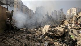 黎巴嫩首都貝魯特市區近一年來首度遭以色列空襲。圖為28日貝魯特南部郊區被空襲後變廢墟的建築物。（圖／路透社／達志影像）