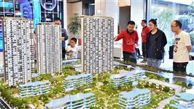 中國房市持續低迷  「金九銀十」銷售慘淡據陸媒1日報導，中國房市傳統旺季「金九銀十」銷售依然慘淡，9月年減24.1%，10月下跌27.5%，房企紛紛降價求售。圖為9月29日，山西太原一建案銷售現場。（中新社提供）中央社 112年11月1日