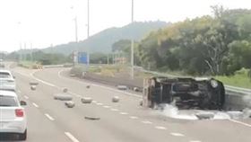 國3貨車爆胎側翻，25桶瓦斯散落，「噴白煙」外洩(圖／翻攝畫面)