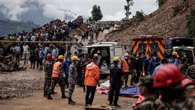 尼泊爾季風豪雨釀災，達丁一條高速公路爆發土石流，救難人員29日出動搜救。（圖／路透社／達志影像）