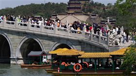 中國五一假期現報復性旅遊中國「五一假期」出現報復性旅遊潮，國內旅遊訂單創5年來新高，首日各地景區人潮爆滿、遊客如熾。圖為29日，北京頤和園。（中新社提供）中央社  112年4月29日