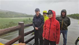 屏東縣長周春米到墾丁小丑魚渡假村探視預防性撤離的八瑤村民。（屏東縣政府提供）