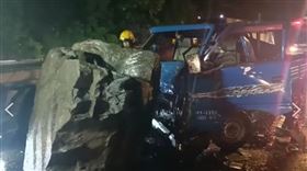 台東縣太麻里台9線392.5公里處發生落石，一輛貨車被砸中駕駛受困。（圖／翻攝畫面）
