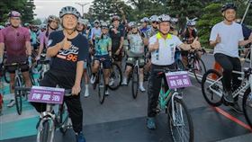 成美文化園執行長章嘉和(右二)、頂新和德文教基金會副執行長邱慧珊(左一)。(圖／96聯賽提供）