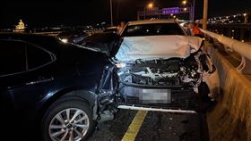 五楊高架今晚（30日）發生4車連環撞的嚴重車禍。（圖／翻攝畫面）