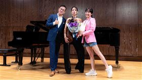 陳婉婷（右）獻花小提琴女神康妮媚、男高音朱育陞。（圖／成美室內樂提供）