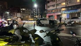 ▲清水派出所所長劉宗鑫遭追撞，拖行後撞擊護欄。（圖／翻攝畫面）