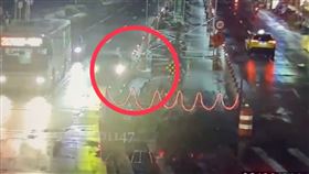 駕駛一路左搖右晃，把所長甩飛後逃逸。（圖／翻攝畫面）