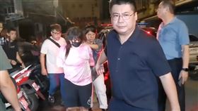 惡劣女駕駛肇事後躲在民宅內，最終仍遭逮。（圖／翻攝畫面）