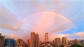 颱風前夕小確幸！台北現「霓虹」奇景網驚