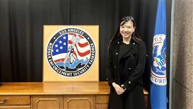 台美警政合作 楊力靜獲獎警政署派駐洛杉磯的警察聯絡官楊力靜獲得美國國土安全調查處（HSI）洛杉磯分局頒發「最佳境外執法夥伴獎」（Exemplary Partnership Award-Foreign）。（駐洛杉磯辦事處/警政署提供）中央社記者林宏翰傳真  113年10月1日