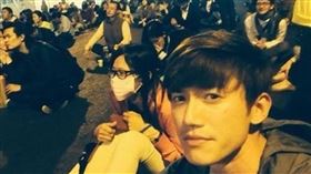 吳慷仁昔立院外靜坐抗議畫面與如今光速慶祝中國國慶日形成強烈對比。（圖／翻攝自Threads）