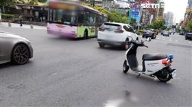 北市陳男騎車行經和平西路及西園路口時，疑因綠燈起步時搶快撞上公車而亡。（圖／翻攝畫面）