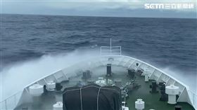 巴貝多礦砂船在台東外海進水，海巡署派遣高雄艦趕赴現場救援。（圖／翻攝畫面）