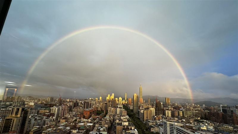 颱風前夕小確幸！台北市中心驚現彩虹全景